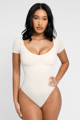 Kurzärmliger, ultraformender Push-Up-Bodysuit – Weiß